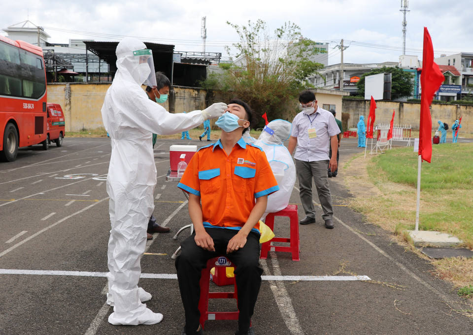 Lấy mẫu cho nhân viên lái xe thành phố Tuy Hòa. (Ảnh: Phạm Cường/TTXVN)