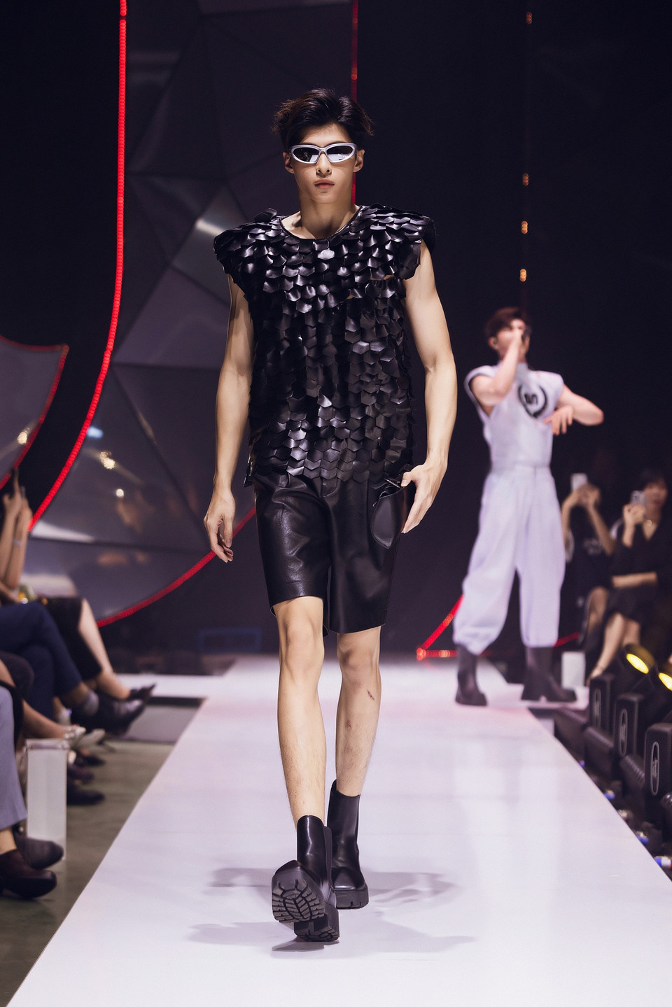 Với lối kết hợp phá cách, bộ sưu tập hướng tới những người đàn ông ưa khám phá, sẵn sàng vượt ra khỏi khuôn khổ định kiến và cống hiến hết mình cho khát vọng bản thân. (Ảnh: CTV/Vietnam+)