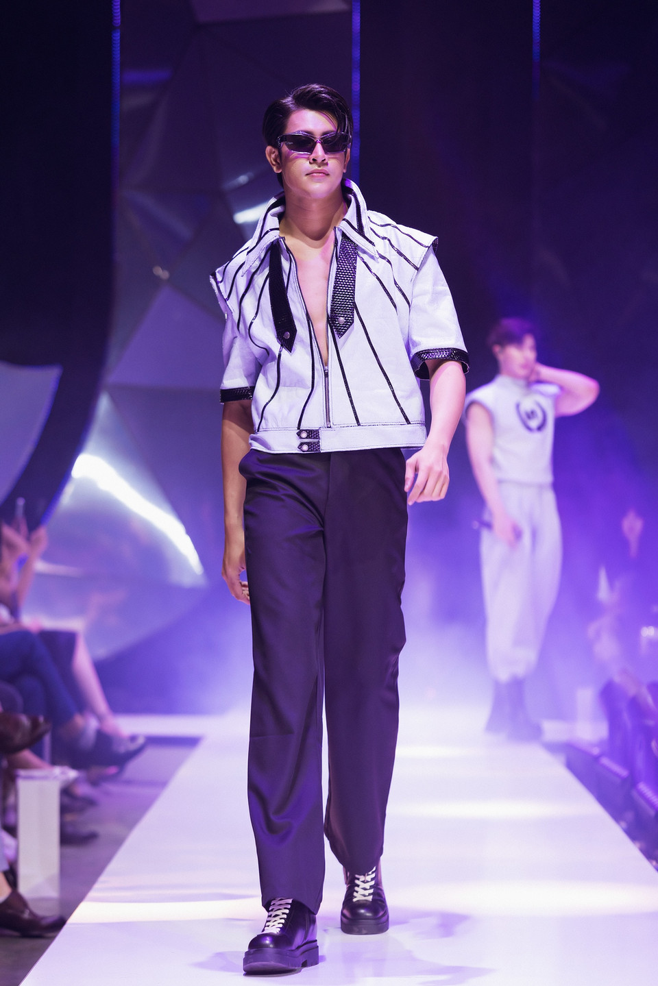 Với mong muốn đóng góp thêm nhiều giá trị tốt đẹp cho cộng đồng, các mẫu thiết kế áo t-shirt giới thiệu trong bộ sưu tập này sẽ được sản xuất để gây quỹ từ thiện cùng với mục tiêu 2.000 cây phủ xanh khu vực rừng ngập mặn Sóc Trăng. (Ảnh: CTV/Vietnam+)