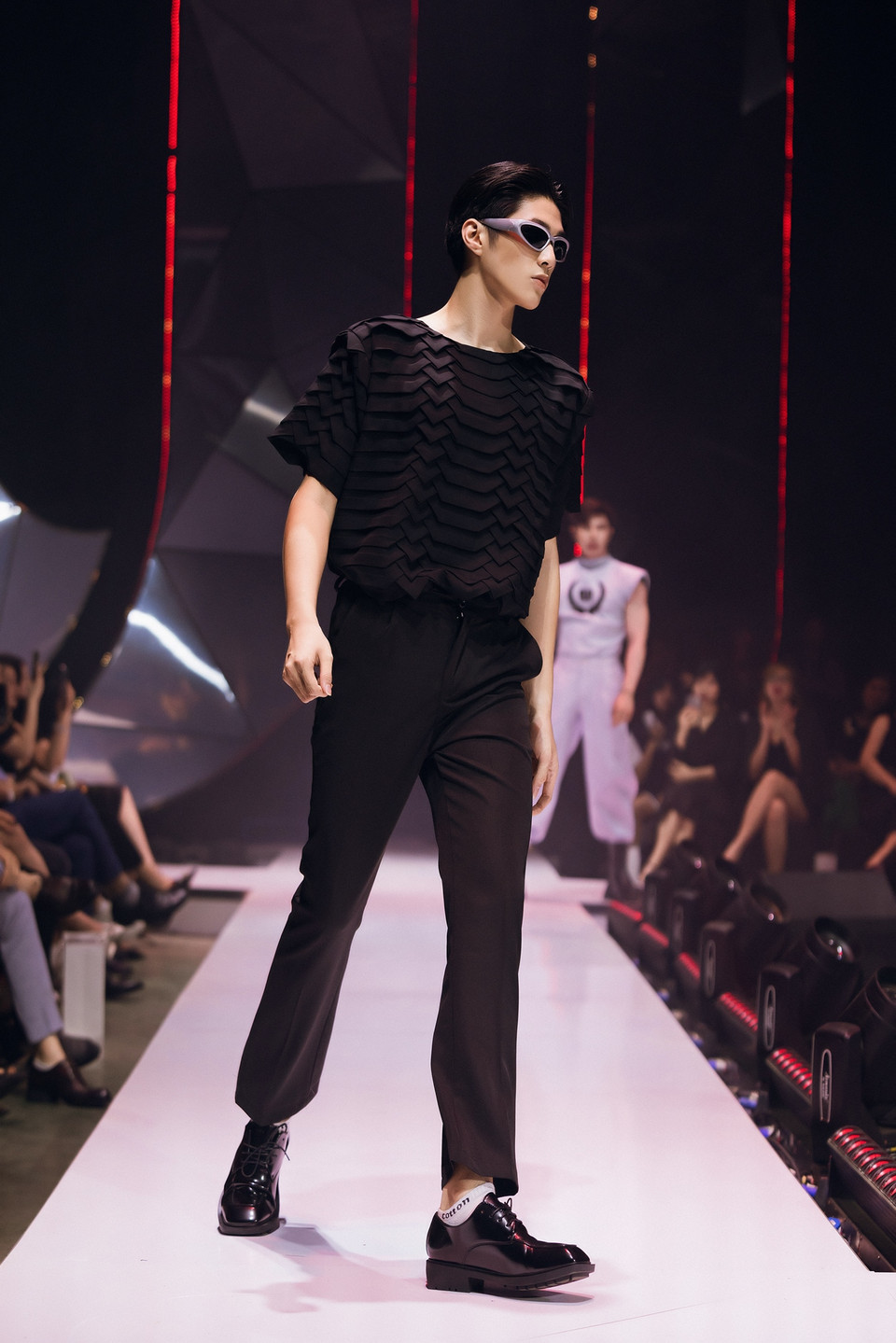 Nguồn cảm hứng từ bề mặt nứt vỡ, các ô cửa phản chiếu ánh Mặt Trời, những đường cấp khúc sắc cạnh, những khối nổi 3D tổng hòa tạo nên hiệu ứng thị giác ấn tượng cho các thiết kế. (Ảnh: CTV/Vietnam+)