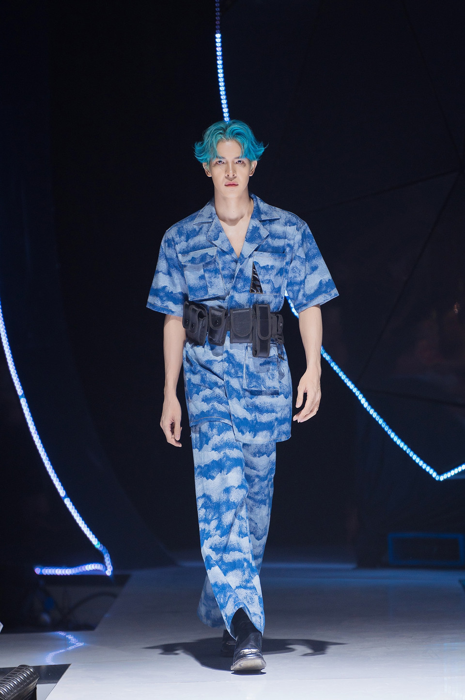 Bộ sưu tập cũng tận dụng gam màu trắng-sáng-đen, 3 gam màu thô mộc trong kiến trúc, hòa trộn với các gam màu nổi bật như xanh, cam, vàng, nâu tạo nên độ ấm nóng cho các thiết kế. (Ảnh: CTV/Vietnam+)