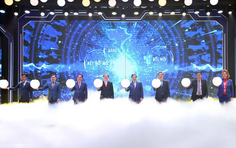 Thủ tướng Phạm Minh Chính và các đại biểu thực hiện nghi thức Dấu ấn Techfest-Whise 2021. (Ảnh: Dương Giang/TTXVN)