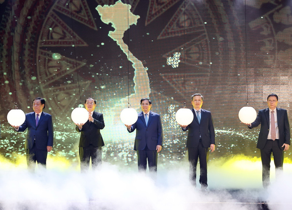 Thủ tướng Phạm Minh Chính và các đại biểu thực hiện nghi thức Dấu ấn Techfest-Whise 2021. (Ảnh: Dương Giang/TTXVN)