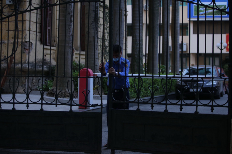 Trụ sở Bộ Giao thông Vận tải đã tạm thời đóng cửa. (Ảnh: Hoàng Hiếu/TTXVN)