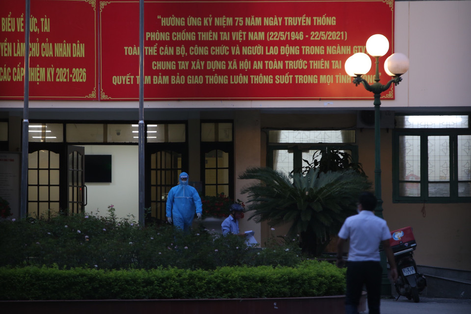 Lực lượng y tế có mặt tại trụ sở Bộ Giao thông Vận tải. (Ảnh: Hoàng Hiếu/TTXVN)