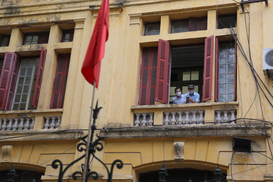Cán bộ, nhân viên đang làm việc Bộ Giao thông Vận tải tạm thời ở lại trụ sở. (Ảnh: Hoàng Hiếu/TTXVN)
