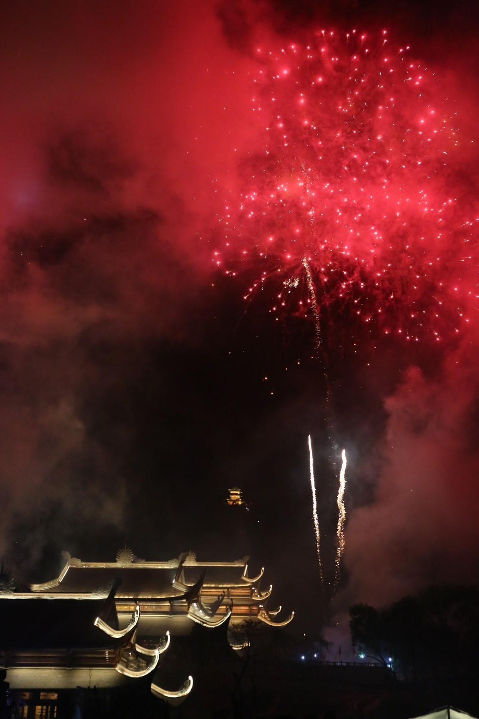 Chương trình bắn pháo hoa nghệ thuật chào mừng Đại lễ Vesak 2019. (Ảnh: Thành Đạt/TTXVN)