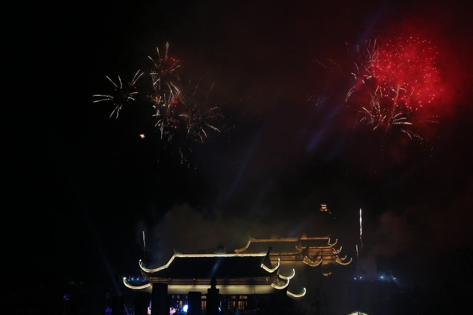 Chương trình bắn pháo hoa nghệ thuật chào mừng Đại lễ Vesak 2019. (Ảnh: Thành Đạt/TTXVN)