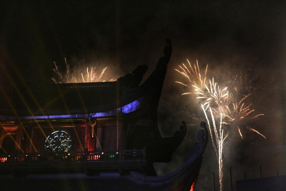 Tối 12/5, chương trình bắn pháo hoa nghệ thuật, chào mừng Đại lễ Phật đản Liên hợp quốc lần thứ 16 - Vesak 2019 đã diễn ra tại Trung tâm Văn hóa Phật giáo Tam Chúc, huyện Kim Bảng, tỉnh Hà Nam. (Ảnh: Thành Đạt/TTXVN)