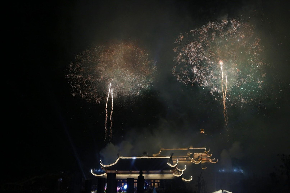 Chương trình bắn pháo hoa nghệ thuật chào mừng Đại lễ Vesak 2019. (Ảnh: Thành Đạt/TTXVN)