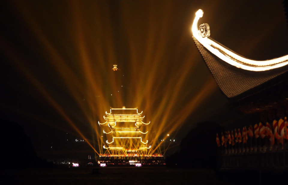 Chương trình bắn pháo hoa nghệ thuật chào mừng Đại lễ Vesak 2019. (Ảnh: Thành Đạt/TTXVN)