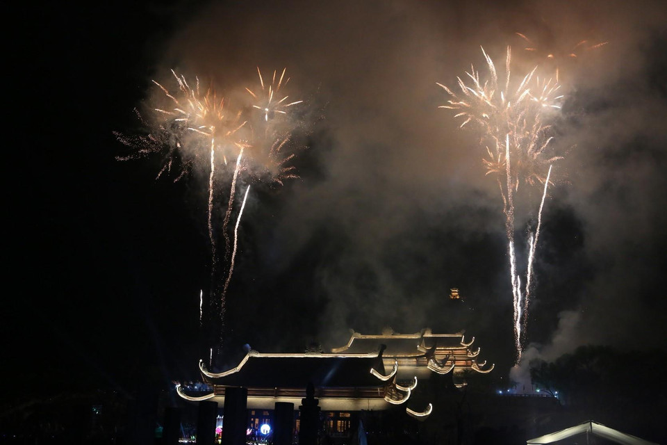Chương trình bắn pháo hoa nghệ thuật chào mừng Đại lễ Vesak 2019. (Ảnh: Thành Đạt/TTXVN)