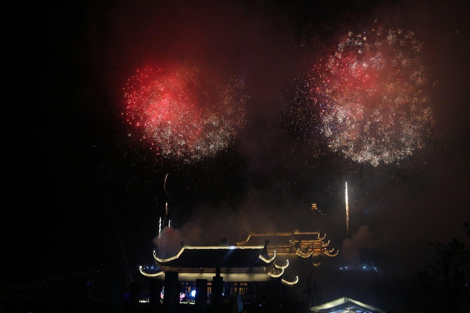 Chương trình bắn pháo hoa nghệ thuật chào mừng Đại lễ Vesak 2019. (Ảnh: Thành Đạt/TTXVN)