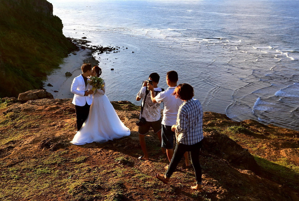 Với nhiều thắng cảnh đẹp, Lý Sơn không chỉ thu hút khách du lịch mà còn là địa điểm chụp ảnh cưới lý tưởng của các đôi uyên ương. (Ảnh: Ngọc Hà/TTXVN)