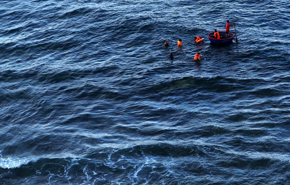 Du khách tham gia tour du lịch lặn biển. (Ảnh: Ngọc Hà/TTXVN)