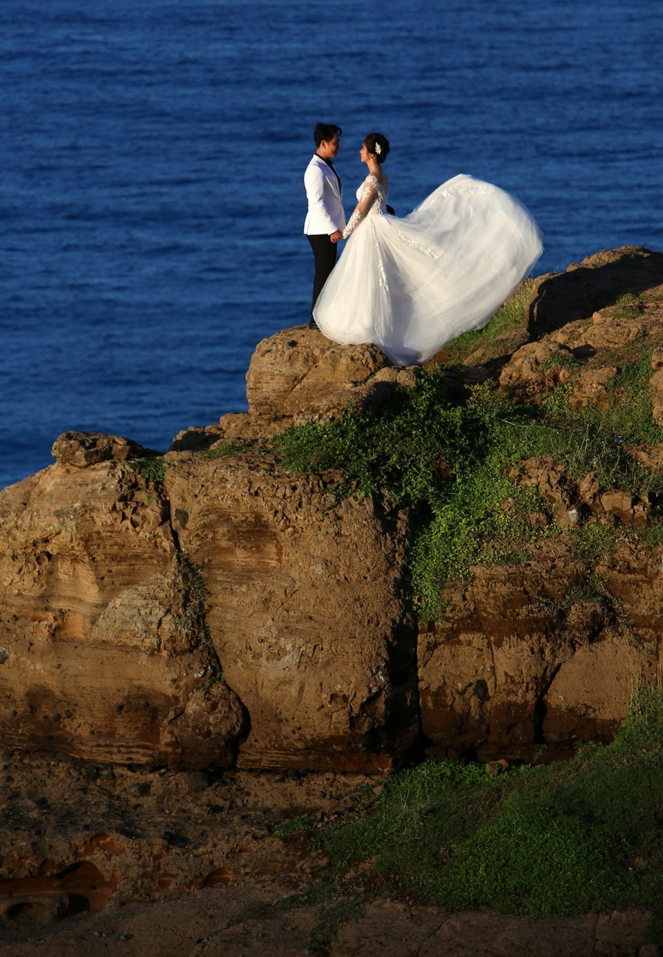 Với nhiều thắng cảnh đẹp, Lý Sơn không chỉ thu hút khách du lịch mà còn là địa điểm chụp ảnh cưới lý tưởng của các đôi uyên ương. (Ảnh: Ngọc Hà/TTXVN)