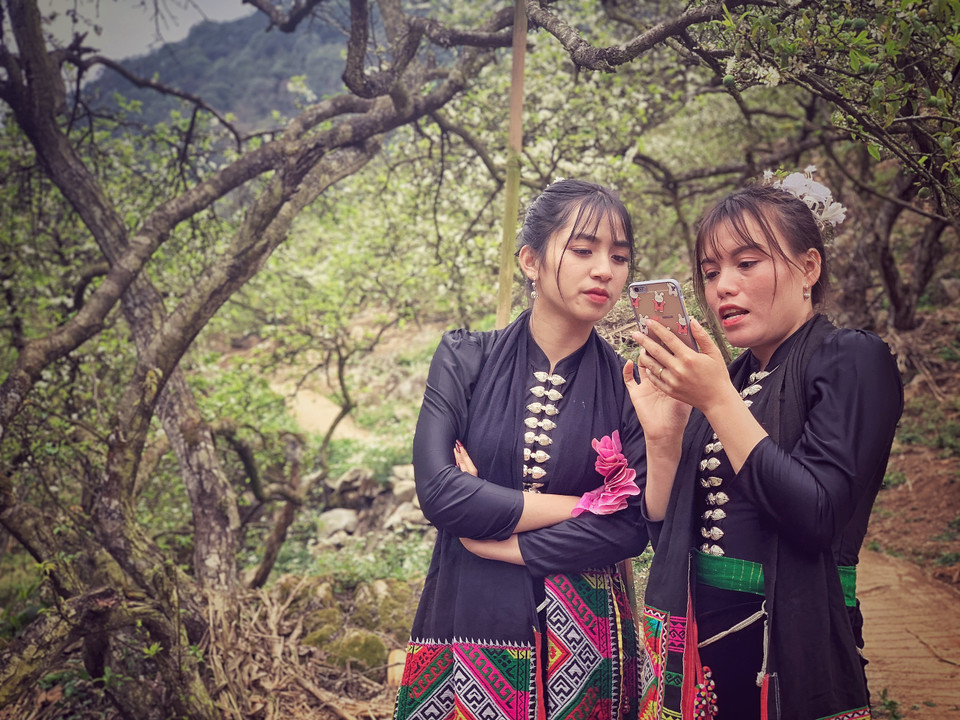 Cùng 'ôn bài' trước giờ diễn. (Ảnh: Xuân Mai/Vietnam+)