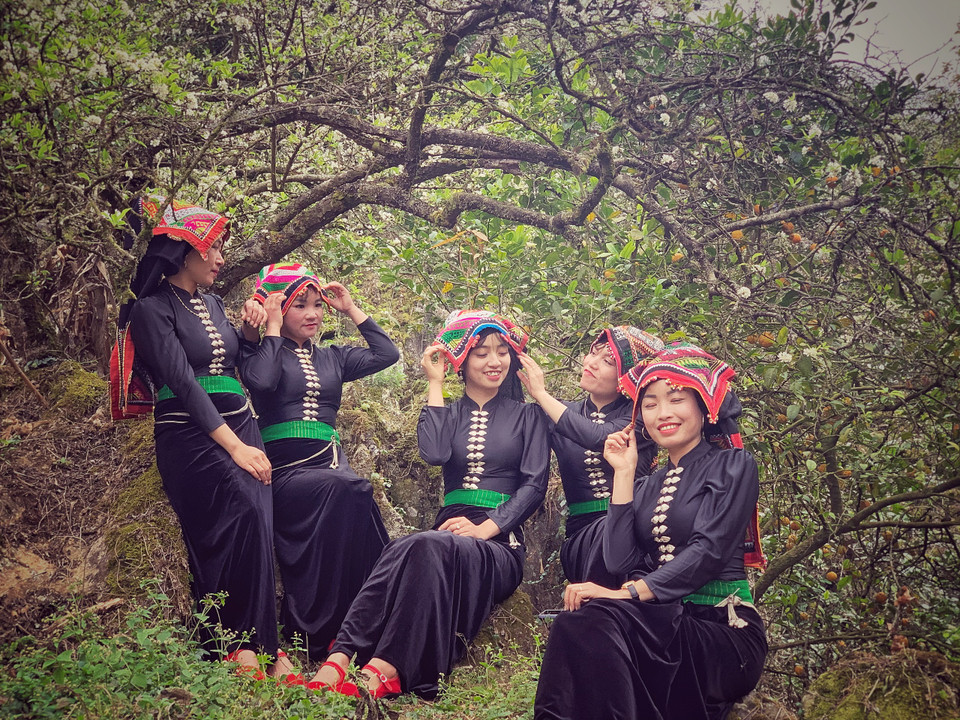 Những cô gái dân tộc Thái trắng du Xuân ngày tết. (Ảnh: Xuân Mai/Vietnam+)