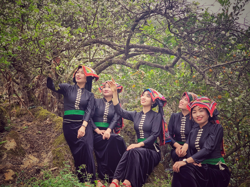 Các cô gái còn tham gia đội văn nghệ xung kích của bản Áng. (Ảnh: Xuân Mai/Vietnam+)