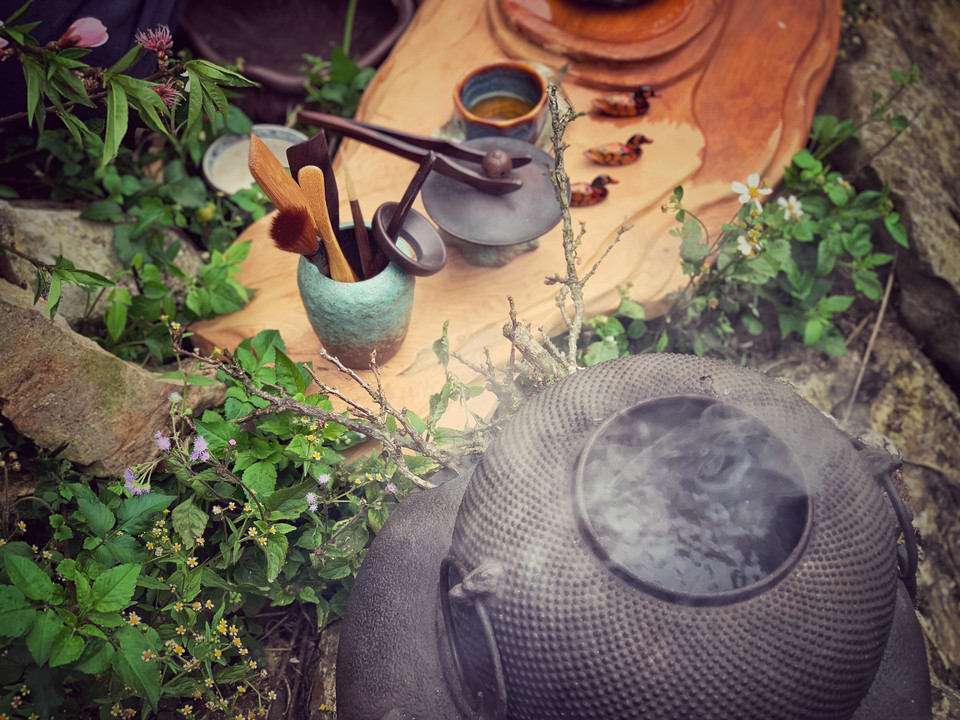 Các trà cụ dùng cho một tuần trà. (Ảnh: Xuân Mai/Vietnam+)