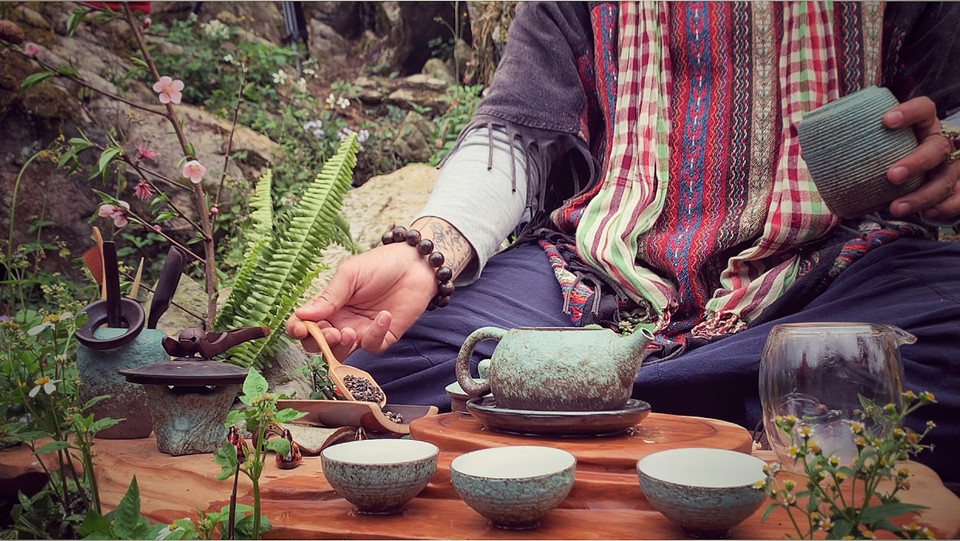Nghệ nhân trà Cao Sơn so sánh cuộc sống giống như cách pha trà: ‘Hãy đun sôi cái tôi của bạn, làm bay hơi mọi lo lắng, pha loãng mọi buồn phiền, lọc đi mọi sai lầm và bắt đầu thưởng thức sự hạnh phúc.’ (Ảnh: Xuân Mai/Vietnam+)
