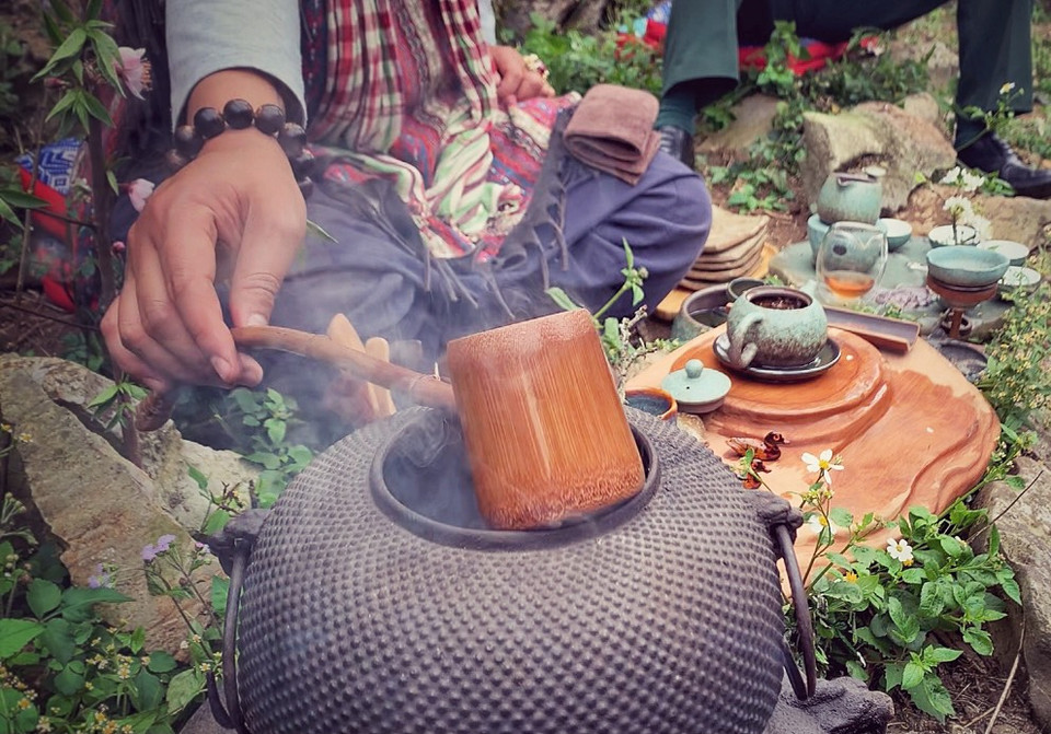 Cao Sơn bảo làm trà để phục vụ mọi đối tượng, từ người già, giới trẻ, người nhâm nhi ngồi lâu, người muốn uống nhanh thì có cả take away (mang đi). (Ảnh: Xuân Mai/Vietnam+)
