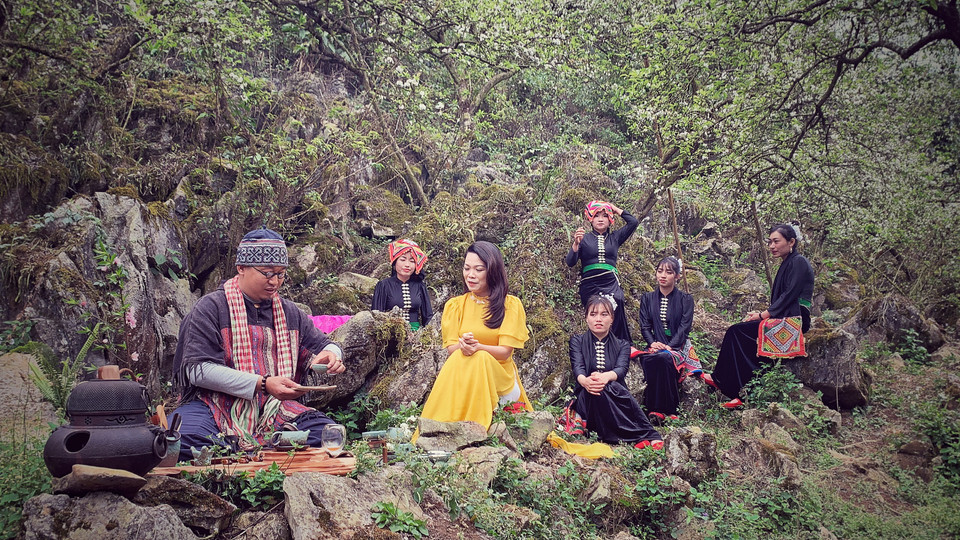 Thưởng trà Xuân mới cùng nghệ nhân trà Nguyễn Cao Sơn giữa không gian đặc biệt của núi rừng Tây Bắc. (Ảnh: Xuân Mai/Vietnam+)