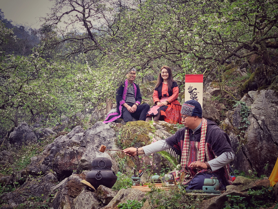 Cao Sơn thường xuyên đi khắp nơi để giới thiệu văn hóa trà Việt. Trà của anh cũng được phát triển theo hướng có nhiều cách pha, cách uống: Trà nóng, trà lạnh, thậm chí pha kiểu detox. (Ảnh: Xuân Mai/Vietnam+)