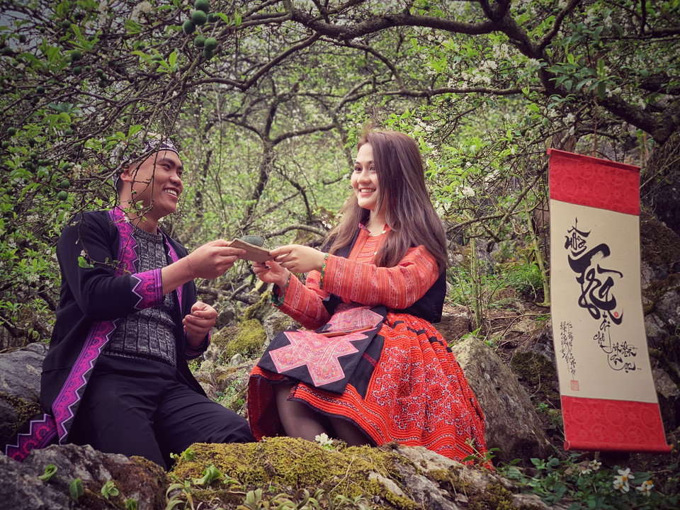 Những người bạn trong cuộc vui thưởng trà đầu Xuân năm mới với nghệ nhân Cao Sơn. (Ảnh: Xuân Mai/Vietnam+)