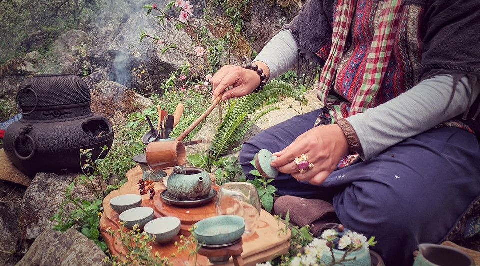 Nghệ nhân Cao Sơn cho rằng đầu Xuân mới, mỗi người nên gạt đi mọi phiền muộn, lòng thanh thản pha trà mới ngon. (Ảnh: Xuân Mai/Vietnam+)