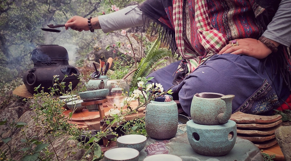 Năm 2018, Sơn đại diện Việt Nam giới thiệu văn hóa trà tại Nhật Bản; giới thiệu quảng bá văn hóa trà Việt Nam tại Paris, Pháp; tham dự cuộc thi trà thế giới AVPA do Bộ Nông nghiệp Pháp tổ chức; đoạt 3 giải thưởng dành cho trà ngon; mở văn phòng đại diện quảng bá Trà Việt tại Paris, Pháp. Năm 2019, anh đoạt 6 giải thưởng về trà tại AVPA. (Ảnh: Xuân Mai/Vietnam+)