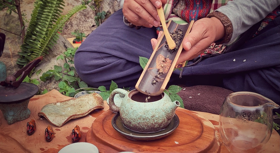 Có hai điều nghệ nhân Cao Sơn luôn tự nhủ: Thiên nhiên và cuộc sống là quà tặng vô giá cho con người nếu ta biết nâng niu, gìn giữ để tận hưởng; hãy làm từng việc thật cẩn thận, cho dù đó là việc nhỏ bé. (Ảnh: Xuân Mai/Vietnam+)