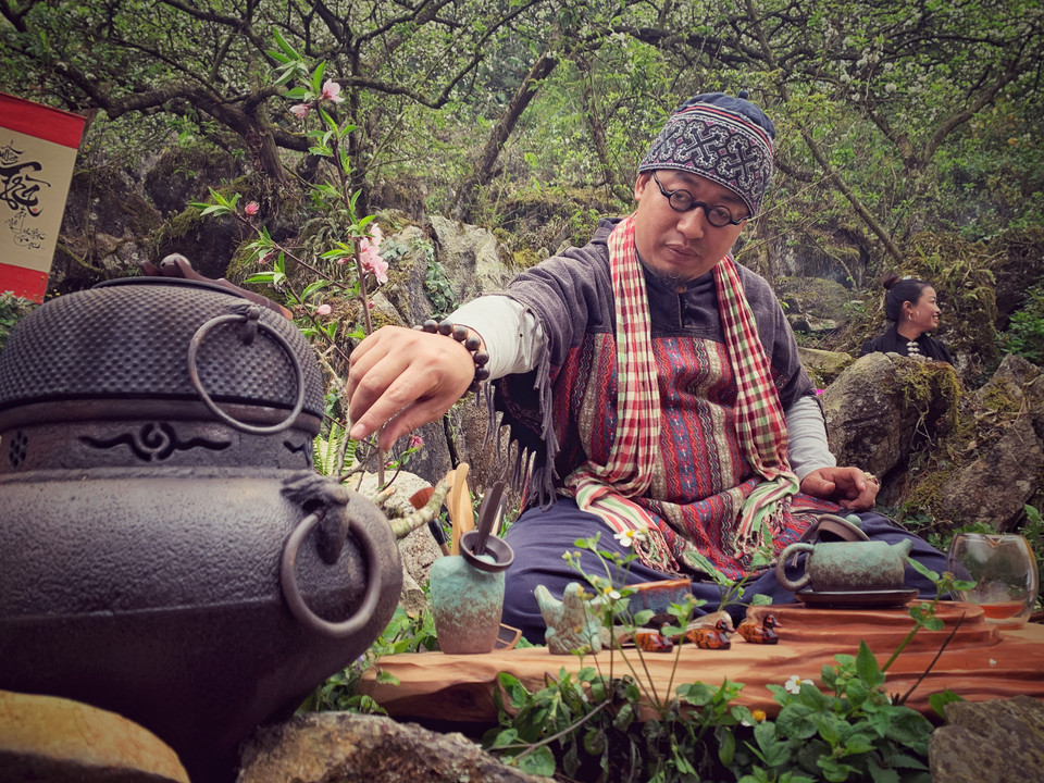 Nghệ nhân Nguyễn Cao Sơn sinh năm 1980. Sau khi tốt nghiệp Đại học Ngoại ngữ Hà Nội, anh bắt đầu nghiên cứu trà. Năm 2014, Cao Sơn là đại diện quảng bá văn hóa trà Việt tại ngôi nhà di sản 87 Mã Mây, Hà Nội. (Ảnh: Xuân Mai/Vietnam+)