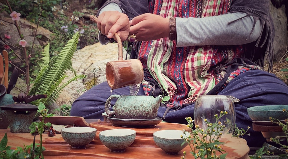 Cao Sơn cho rằng trong cuộc sống nếu may mắn gặp được người thấu hiểu mình, tiếc chi mà không quây quần bên bàn trà, để cùng nhau sẻ chia mọi vui buồn. (Ảnh: Xuân Mai/Vietnam+)