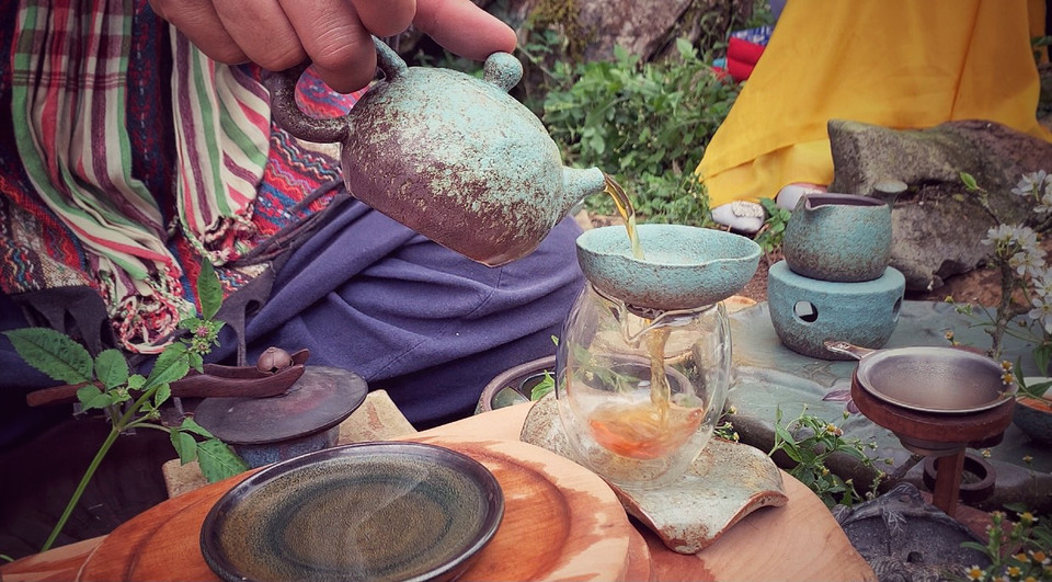 Với Cao Sơn, trà không chỉ đơn thuần là thức uống mà trà là một phần trong nếp sống của anh. (Ảnh: Xuân Mai/Vietnam+)