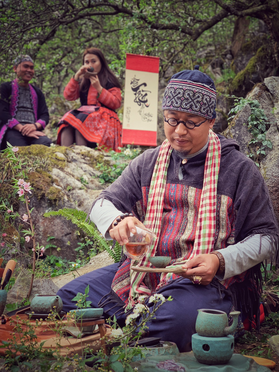 Cao Sơn bảo bên chén trà thơm, hậu vị ngọt dịu, tâm hồn anh như lắng lại, nhìn ra ý nghĩa cuộc sống từ những điều tưởng chừng nhỏ bé, giản dị. (Ảnh: Xuân Mai/Vietnam+)