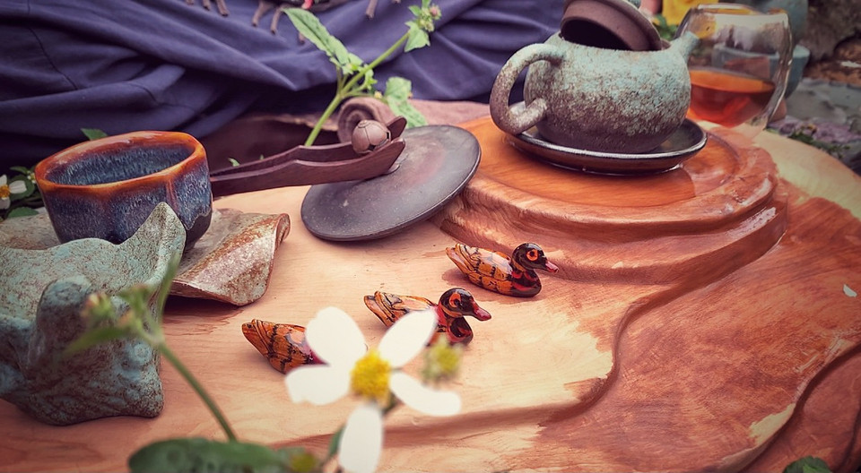 Trà từ xưa đến nay luôn chiếm một vị trí không nhỏ trong đời sống, tinh thần và ký ức người Việt. Trà xuất hiện ở khắp các tầng lớp xã hội, từ vua quan, thương nhân, trí thức đến bình dân. (Ảnh: Xuân Mai/Vietnam+)