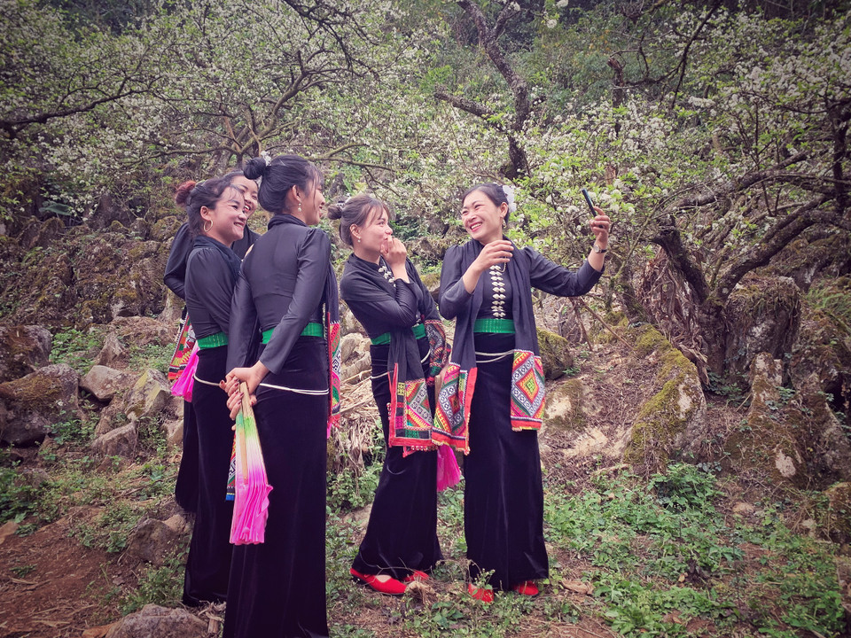 Cả đội cùng tự chụp ảnh. (Ảnh: Xuân Mai/Vietnam+)