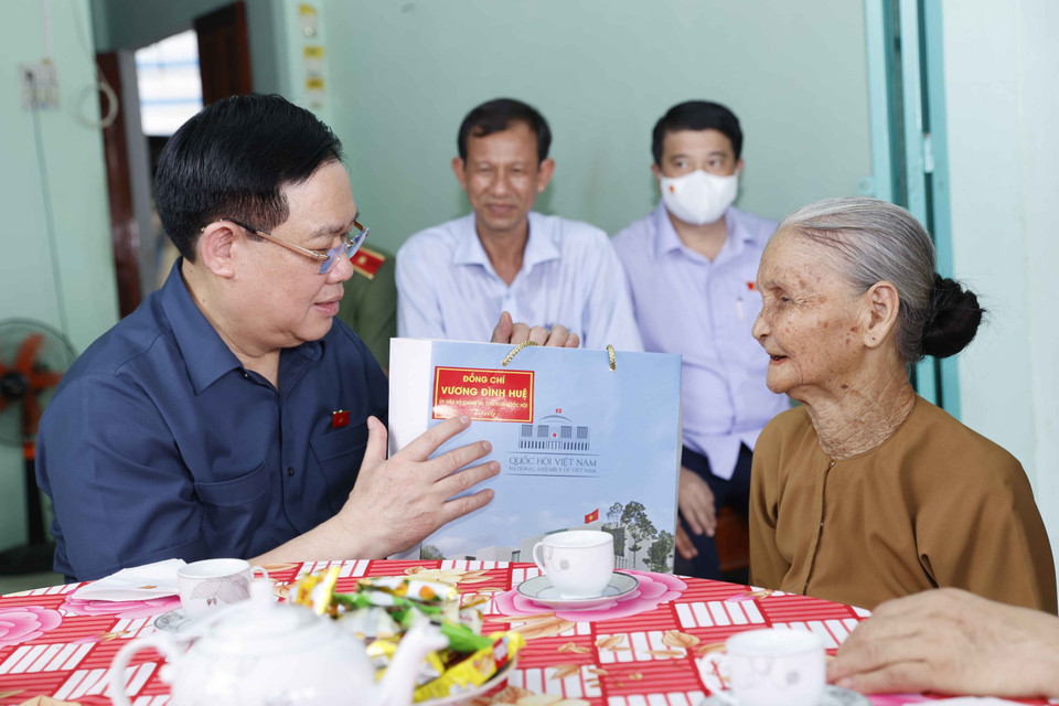 Chủ tịch Quốc hội Vương Đình Huệ tặng quà Mẹ Việt Nam Anh hùng Lê Thị Liên. (Ảnh: Doãn Tấn/TTXVN)