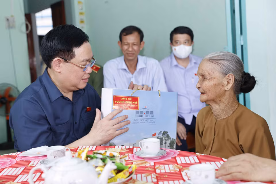 Chủ tịch Quốc hội Vương Đình Huệ tặng quà Mẹ Việt Nam Anh hùng Lê Thị Liên. (Ảnh: Doãn Tấn/TTXVN)
