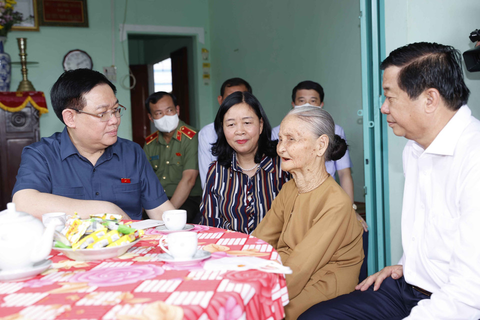 Chủ tịch Quốc hội Vương Đình Huệ thăm hỏi Mẹ Việt Nam Anh hùng Lê Thị Liên. (Ảnh: Doãn Tấn/TTXVN)