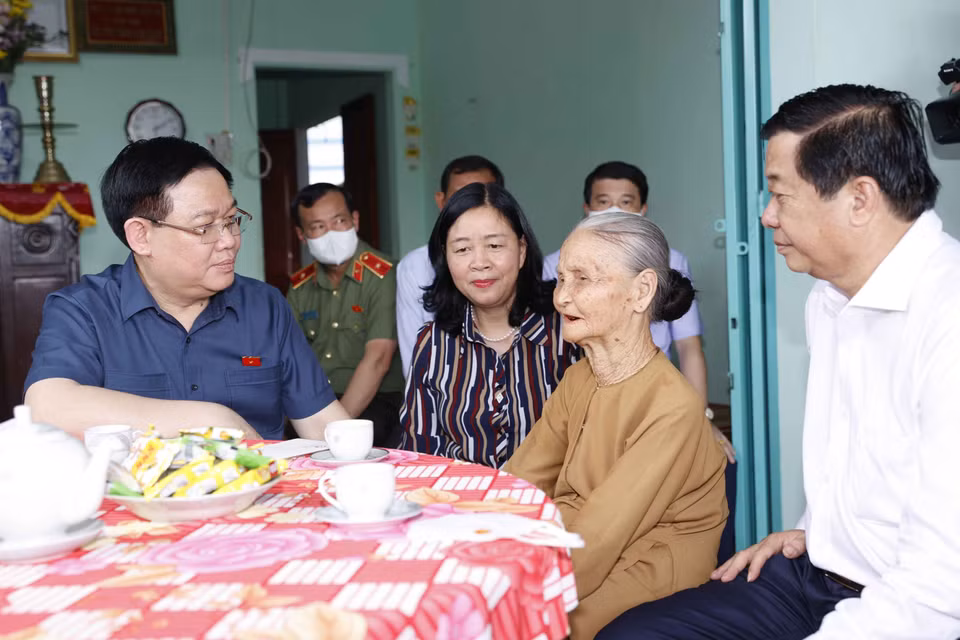 Chủ tịch Quốc hội Vương Đình Huệ thăm hỏi Mẹ Việt Nam Anh hùng Lê Thị Liên. (Ảnh: Doãn Tấn/TTXVN)
