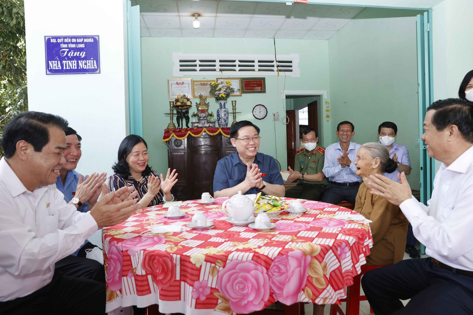 Chủ tịch Quốc hội Vương Đình Huệ đến thăm Mẹ Việt Nam Anh hùng Lê Thị Liên. (Ảnh: Doãn Tấn/TTXVN)