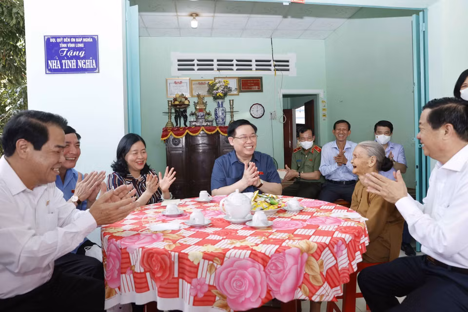 Chủ tịch Quốc hội Vương Đình Huệ đến thăm Mẹ Việt Nam Anh hùng Lê Thị Liên. (Ảnh: Doãn Tấn/TTXVN)