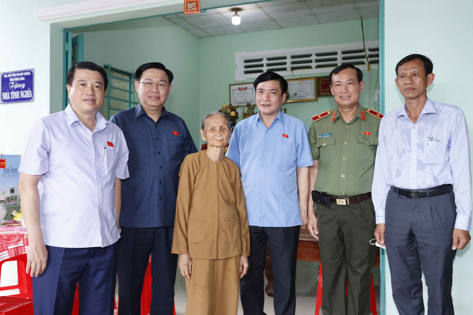 Chủ tịch Quốc hội Vương Đình Huệ và Mẹ Việt Nam Anh hùng Lê Thị Liên với các đại biểu. (Ảnh: Doãn Tấn/TTXVN)