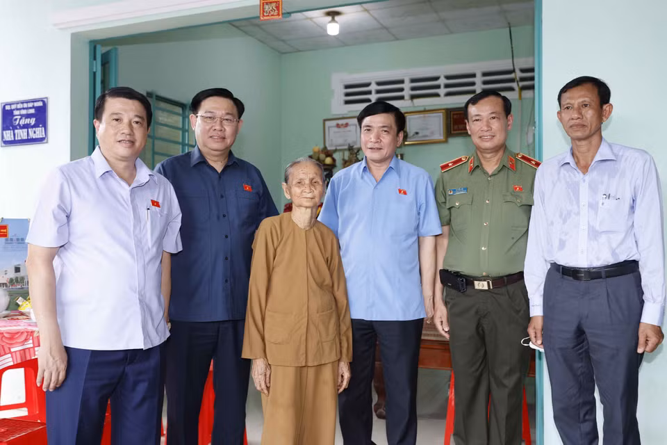 Chủ tịch Quốc hội Vương Đình Huệ và Mẹ Việt Nam Anh hùng Lê Thị Liên với các đại biểu. (Ảnh: Doãn Tấn/TTXVN)