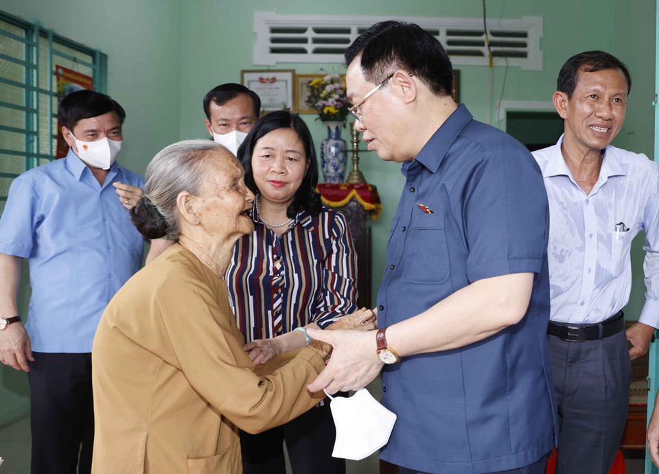 Trong chuyến thăm và làm việc tại Vĩnh Long, Chủ tịch Quốc hội Vương Đình Huệ thăm Mẹ Việt Nam Anh hùng Lê Thị Liên. (Ảnh: Doãn Tấn/TTXVN)