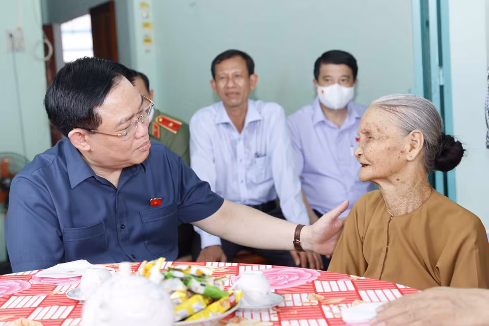 Chủ tịch Quốc hội Vương Đình Huệ thăm hỏi Bà mẹ Việt Nam Anh hùng Lê Thị Liên. (Ảnh: Doãn Tấn/TTXVN)
