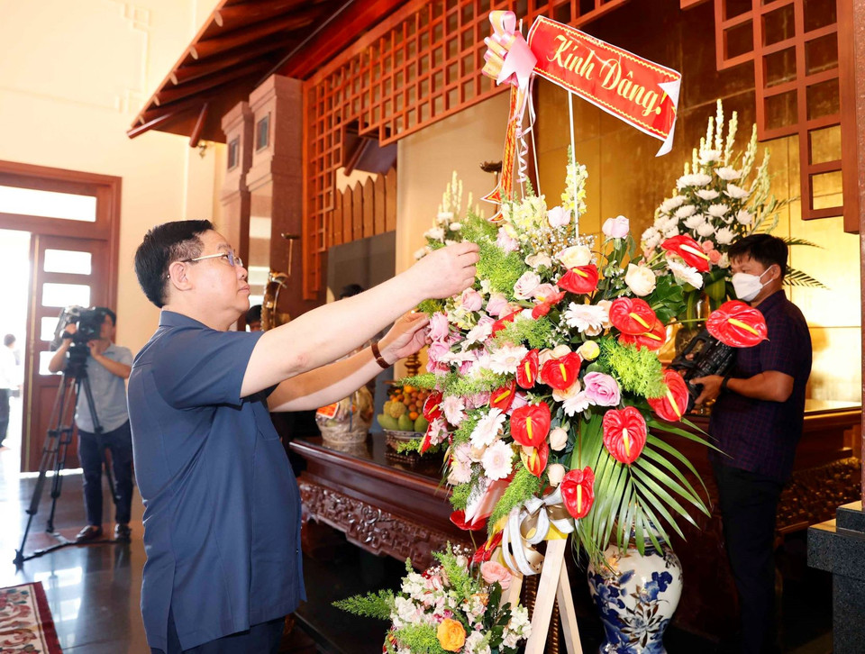 Chủ tịch Quốc hội Vương Đình Huệ dâng hoa tại Khu tưởng niệm Thủ tướng Chính phủ Võ Văn Kiệt. (Ảnh: Doãn Tấn/ TTXVN)