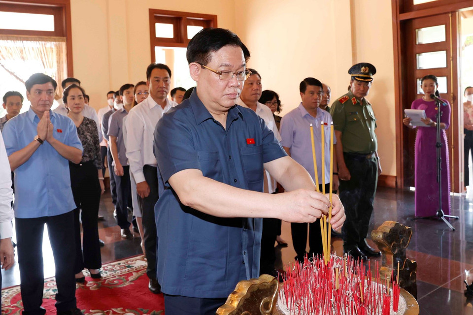 Chủ tịch Quốc hội Vương Đình Huệ dâng hương tại Khu tưởng niệm Thủ tướng Chính phủ Võ Văn Kiệt. (Ảnh: Doãn Tấn/TTXVN)
